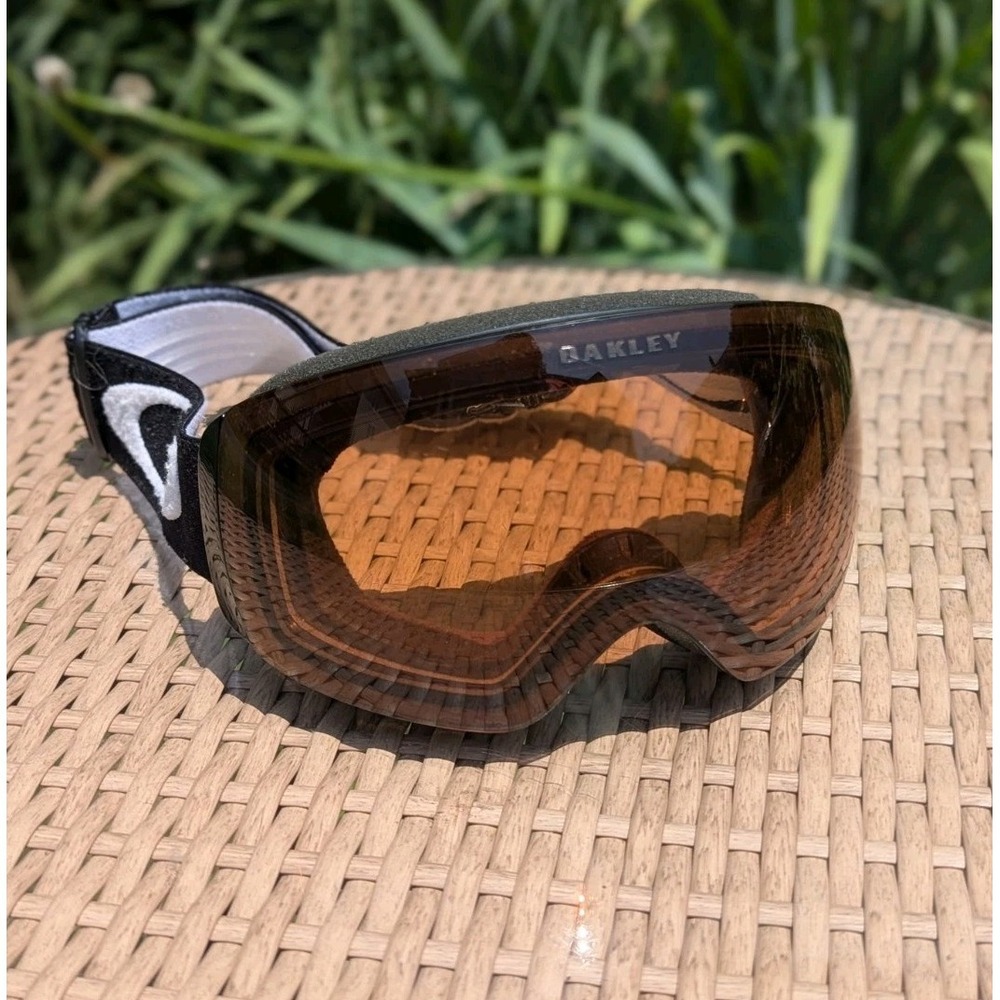 Oakley‎ PRIZM Snow Ski Goggles Black White Amber Lens Snowboard Winter